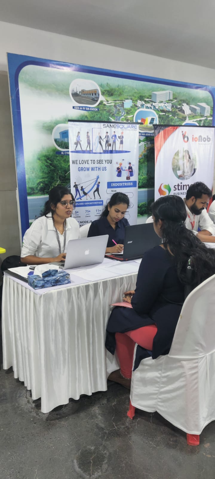 Job fair cyber park image 2